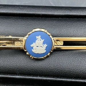 G0214I34 WEDGWOOD ウェッジウッド ネクタイピン タイピン シップ 船 ゴールド ブルー 陶器 中古　メンズアクセサリー