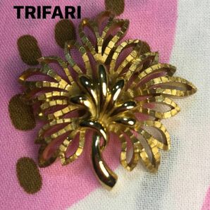 TRIFARI/トリファリ　ブローチ　刻印あり　ゴールド色　ヴィンテージ