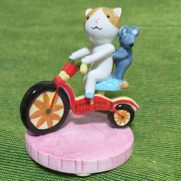 置き物●ネコとネズミ自転車に乗る●ホコリカバー付き●猫 鼠 サイクリング ほっこり かわいい