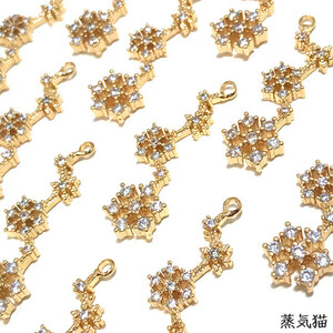 c1838 3連 雪の結晶ジルコニアチャーム 4個【クリスマス ピアス ハンドメイド用アクセサリーパーツ素材】蒸気猫パーツ