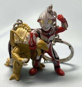 ◆バンプレスト ウルトラマン 怪獣 フィギュアキーホルダー ツインフィギュアキーホルダー ウルトラマンネクサス バグバズン 中古