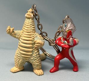 ◆バンプレスト 2005 ウルトラマン 怪獣 フィギュアキーホルダー ツインフィギュアキーホルダー ウルトラマンマックス レッドキング 中古