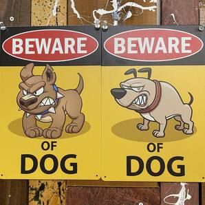 2枚 新品 壁掛けプレート 猛犬注意 警告版 犬に注意 防犯対策 危険 強盗 番犬 狂犬 泥棒 メタル 金属パネル 壁飾り インテリア ブリキ看板