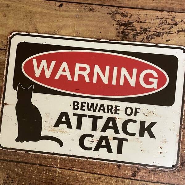 新品ブリキ看板 猫の攻撃に注意 猫が居ます CAT ATTACK かわいい ねこ ネコ 金属パネル 壁飾り インテリア 壁掛けプレート 警告版 送料無料