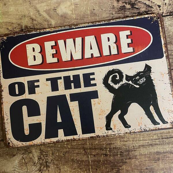 ブリキ看板 BEWARE OF THE SAT 猫に注意 気を付けて下さい ねこ ネコ 金属パネル 壁飾り インテリア 壁掛けプレート 警告版 送料無料
