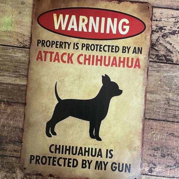 かわいい 警告版 ブリキ看板 財産はチワワに守られています 犬 いぬ イヌ 金属パネル 壁飾り インテリア 壁掛けプレート 防犯対策 おもしろ