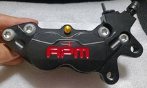 アウトレット 台湾RPM-右黒 ブレーキキャリパー ピッチ 40mm アルミCNC 4POT ブレンボ FRANDO シグナス V125 グロム ズーマー NSR モンキー_画像1