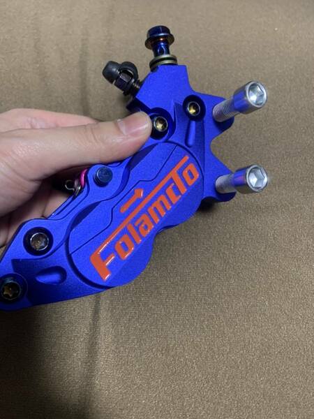 台湾Folamdo-右青●ブレーキキャリパー●ピッチ40mm●アルミCNC●4POT●ブレンボ FRANDO シグナス V125 グロム ズーマー NSR モンキー