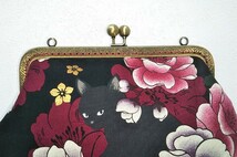 《黒猫 牡丹 持ち手付 がま口バッグ》 口金幅 20.5㎝*キルトゲイト 百花繚乱*黒*金ラメ*猫 ネコ ねこ*和柄*がま口*ハンドメイド♪_画像4