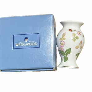 ストロベリー　花瓶 フラワーベース ウェッジウッド WEDGWOOD 壺 花器　箱付き　ミニ　小型　一輪挿し　ボーンチャイナ　花柄