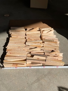 SDGｓ　放出大特価５００円～乾燥材　木製くさび　箱いっぱいてんこ盛り　桧　着火剤　BBQ　DIY　ガーデニング　オブジェ　ウッドブロック