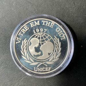 ユニセフ　記念銀貨 1997 100DONG ★8