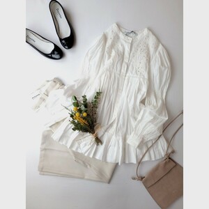 ZARA ザラ「春になるワクワクを感じる」刺繍 レース 袖シャーリング 長袖 ブラウス シャツ 白 ホワイト XS (30S+7002)