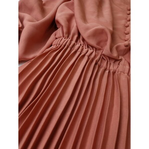 natural couture ナチュラルクチュール「ハッピーオーラをまとう」Vネック プリーツ ロング ワンピース 長袖 ピンク系 (23Y+8911)☆の画像3