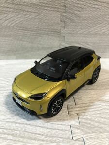 1/30 トヨタ 新型ヤリスクロス YARIS CROSS ハイブリッド カラーサンプル ミニカー 非売品 2トーン ブラックxブラスゴールドメタリック