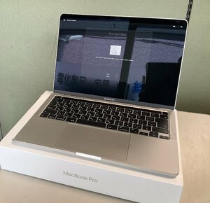 【RKGPC1】特価！Apple MacBook Pro 13インチ Apple M2チップ 2022 SSD256GB メモリ8GB 8コアCPUと10コアGPU シルバー MNEP3J/A 充電回数2