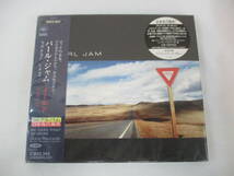 未開封 初回 1998年 パール・ジャム イールド PEARL JAM / YIELD SRCS-8551 アルバム CD 日本国内盤 当時物 / 初回特典 ロゴステッカー封入_画像1