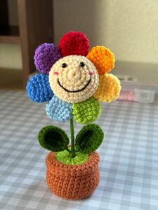 ハンドメイド　かぎ針編み　編みぐるみ　7色虹の植木鉢