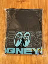 XXLサイズ 送料込み ブラック × ライトブルー Glowing MOONEYES Tシャツ ムーンアイズ グローイング black 黒 水色 ブルー ２XL ３Ｌ_画像4