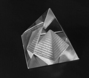 クリスタルピラミッド　大きなクリスタルの中に小さいピラミッドが入る構造 西の風水に 2051166☆