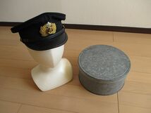 日本軍　海軍の帽子　士官用　収納缶付き　　　　検 軍艦 将校 陸軍 軍隊 軍服 軍刀 兵隊 肩章 襟章 勲章 満州 大礼服 支那事変 太平洋戦争_画像1