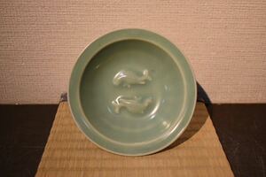 【GE】E203【コレクター所蔵品】時代 青磁双魚図小皿 /中国古玩 朝鮮美術 骨董品 時代品 美術品 古美術品