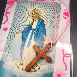 ハンドメイド・ピンクコード天然木の十字架ネックレスと聖母マリアホーリーカード特別セット