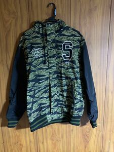 STUSSY カモフラ　マウンテンパーカー　XLサイズ　迷彩　ナイロンジャケット