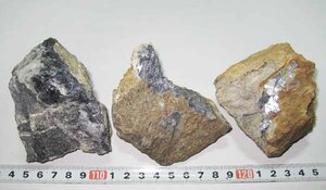 日本の鉱物　愛媛県市ノ川鉱山の輝安鉱　３個セット/約９９６ｇ