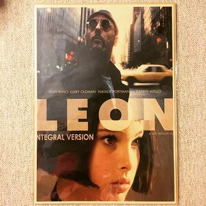 ミニ ポスター「レオン　LEON　ナタリー・ポートマン　白文字」余白あり