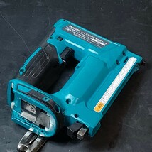 動作良好！ 中古品 マキタ makita 14.4V RT線 10mm幅 充電式タッカ ST111D 本体のみ コードレス_画像7