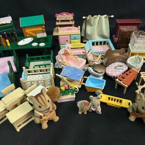 DCc080Y08 シルバニアファミリー 小物 人形 家具 雑貨 赤ちゃん インテリア ベッド 机 椅子 など まとめの画像3