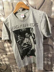 Supreme シュプリーム × Dead Kennedys デッドケネディーズ 14SS Too Drunk Too Fuck Tee プリントTシャツ 半袖 サイズS グレー　FK