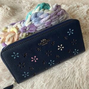 新品未使用　COACH　花柄すかし　ネイビー　人気　長財布