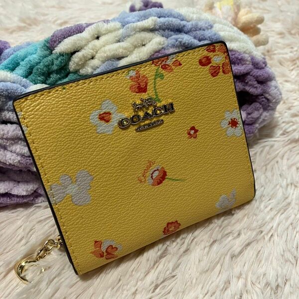 新品・未使用 COACH 黄色 イエロー　金運　花柄　折り財布 シグネチャー