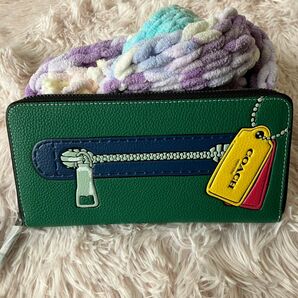 新品未使用 COACH　緑　グリーン　チャック柄　人気　長財布