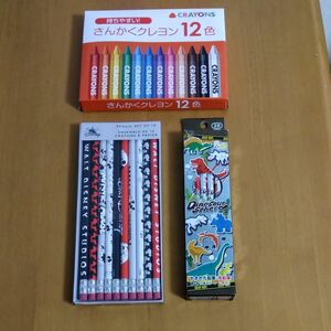 クレヨン 三角 １２色入、ウォルト・ディズニーの鉛筆　１０本入、かきかた鉛筆１０本入＋赤鉛筆２本入　の３種類のまとめ売り。