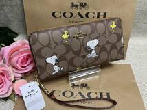 コーチ 財布 COACH 長財布 シグネチャー COACH X PEANUTSスペシャル レディース 財布 ラウンドジップ長財布 シグネチャー スヌーピー_画像1