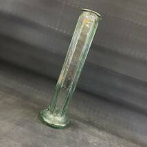 R1112【 ガラス製容器 花瓶 】花器 スペイン産 メスシリンダー型 薄緑 青緑 透明 古道具 レトロ ヴィンテージ アンティーク 現状品_画像2