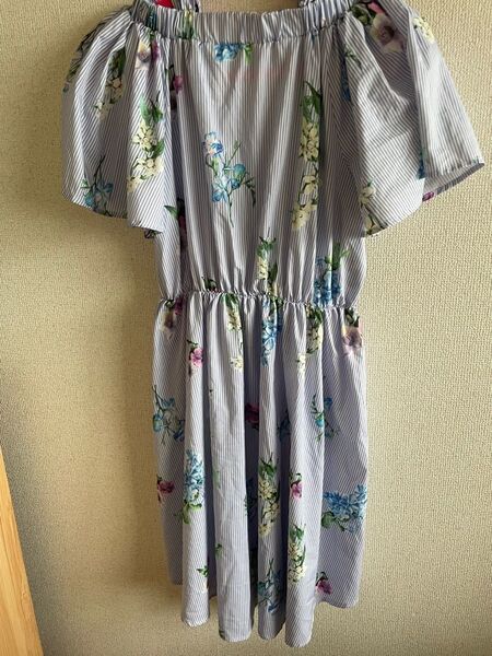 花柄オフショルワンピース
