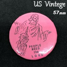 ヴィンテージ　缶バッジ　　『 人々は神を必要としている 』　当時物　アメリカ　ビンテージ　バッチ ピンバッジ　米国 (BAT262)_画像1