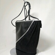 C #【商品ランク:B】 クレージュ Courreges ロゴメタル 一部 レザー リボンデザイン ショルダー / クロスボディ バッグ 婦人鞄 ブラック系_画像2