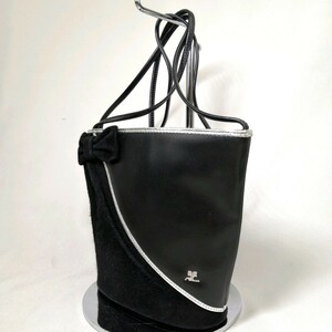 C #【商品ランク:B】 クレージュ Courreges ロゴメタル 一部 レザー リボンデザイン ショルダー / クロスボディ バッグ 婦人鞄 ブラック系