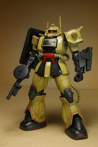 プレミアムバンダイ HG 1/144 MS-06D ザク・デザートタイプ (ダブルアンテナ仕様) 塗装済完成品　