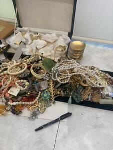 1円から！超超大量ゴールドシルバーネックレス イヤリング ピアス ブローチ パール アクセサリー 金杯翡翠などおまとめ！