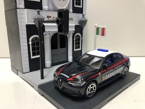 burago city 1/43 Police Station Caserma CARABINIERI With Alfa Romeo Giulia　現地限定　アルファロメオ　ジュリア　パトカー　ブラーゴ