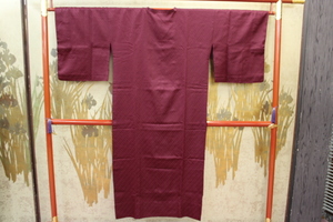 きもの今昔６７０５　長コート　ワイン赤色ジグザグ模様織り　繻子織生地雨コート兼用　　　　コート丈１３５ｃｍ