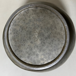 點銅 古錫製 茶入れ 茶心壺 高さ約15.8cm 重さ917g 茶壺 茶筒 在銘 刻印 錫器 錫斑 金属工芸 時代物 古美術 茶道具 鉄瓶の画像4