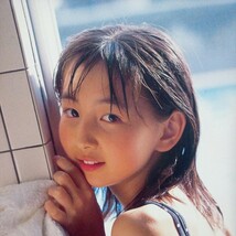 【トレカ付】ジュニア アイドル 飯田里穂 ファースト 写真集『プール』グラビア モデル 子役 天才てれびくん ○学生 ★帯付★ ■送料無料■_画像3