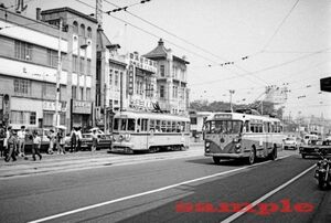 都電3系統 700形705＆トロリーバス200形203 昭和40年 品川駅前 KG判(粒子粗目)